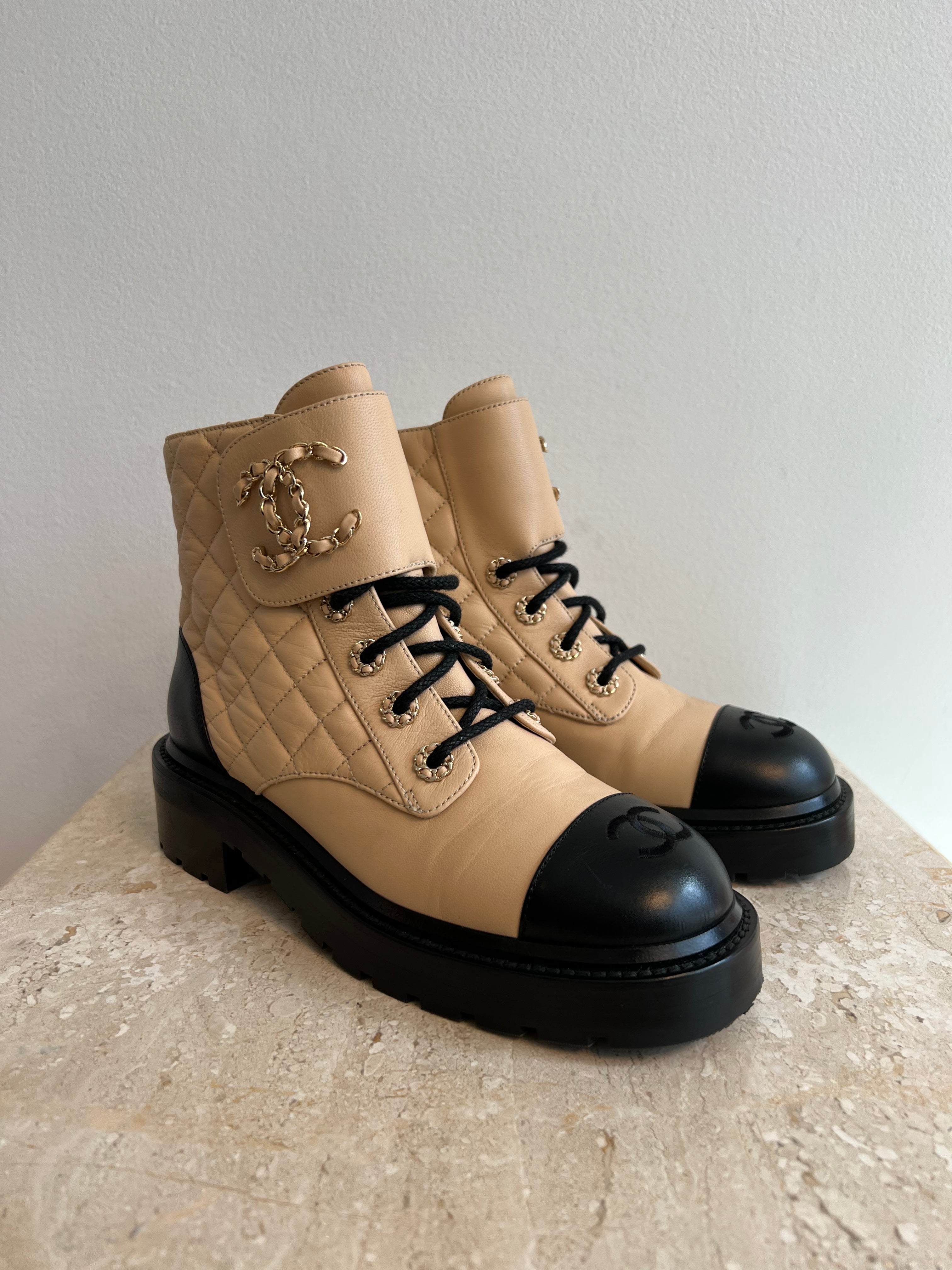 Chanel combat boots in black quilted leather with fur lining DOWNTOWN UPTOWN Genève #23 Chanel combat boots in black quilted leather with fur lining DOWNTOWN UPTOWN Genève